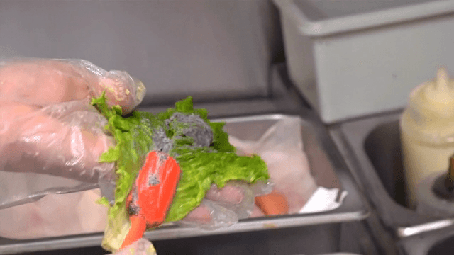 상추 잎에 흑임자 소스를 바르기