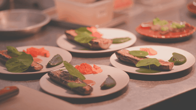 고급 구운 가지와 채소가 담긴 접시