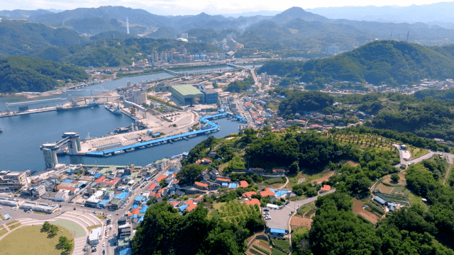 항구와 녹지가 있는 해안 마을