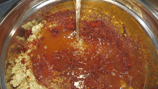 다양한 양념이 든 대야에 부어지는 물