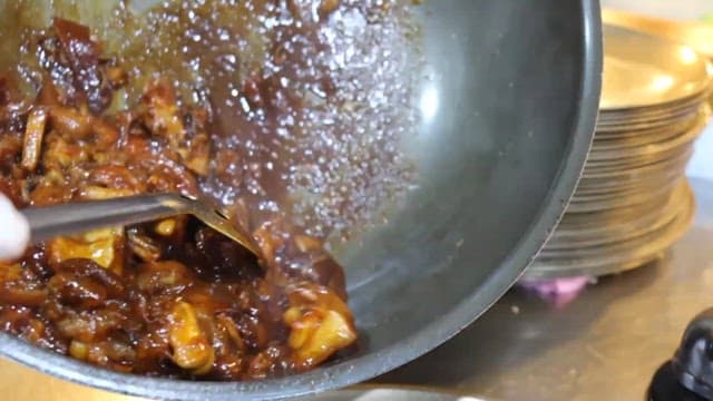 접시에 담겨지는 양념된 족발