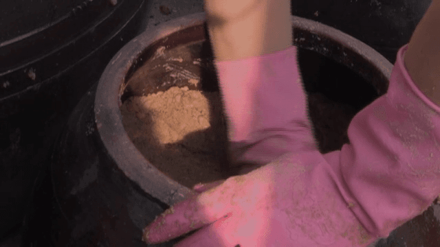 항아리에 넣는 된장