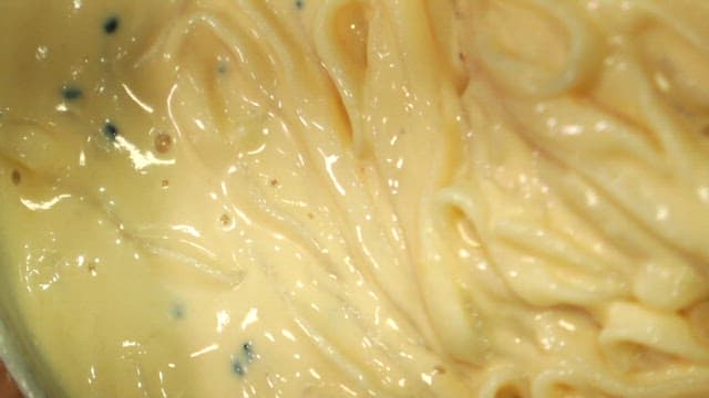 고소한 콩국수를 젓가락으로 젓는 모습