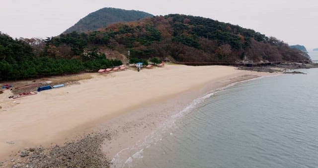 산과 숲으로 둘러싸인 외딴 해변