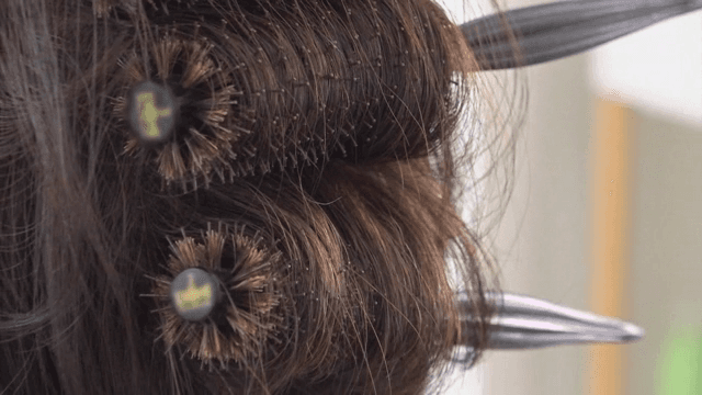 둥근 브러시로 스타일링하는 머리