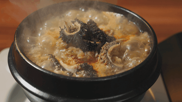 Boiling Korean beef tripe soup in a pot