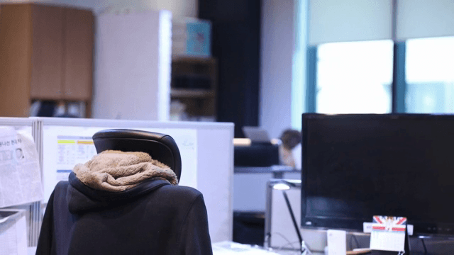 컴퓨터와 문서가 있는 사무실 작업 공간