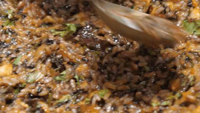 팬에서 볶는 채소가 들어간 볶음밥