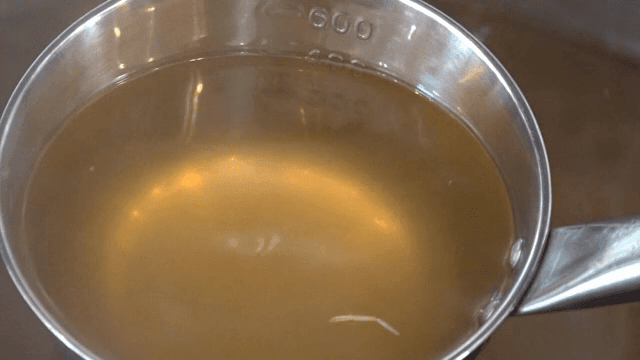 냄비에서 국물을 뜨는 국자