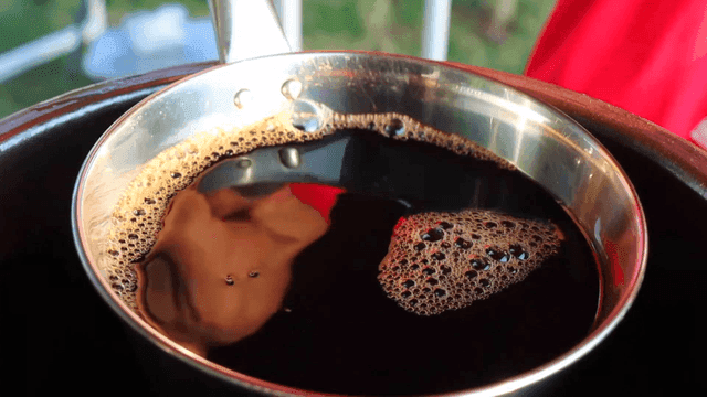 국자에 있는 간장