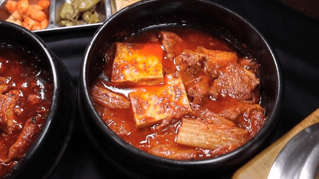 Spicy braised chicken and braised kimchi in a hot pot
