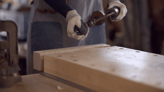 수공구로 작업하는 장인