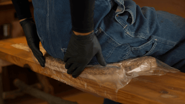 나무와 톱밥을 눌러 앉아서 모양을 잡는 목공예가