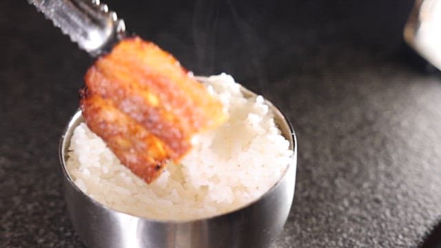 하얀 쌀밥과 함께 먹는 맛있는 삼겹살 한 점