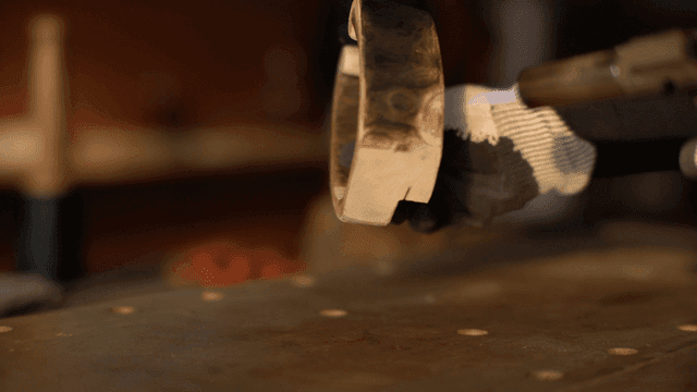 나무 조각을 토치로 그으르는 공예가