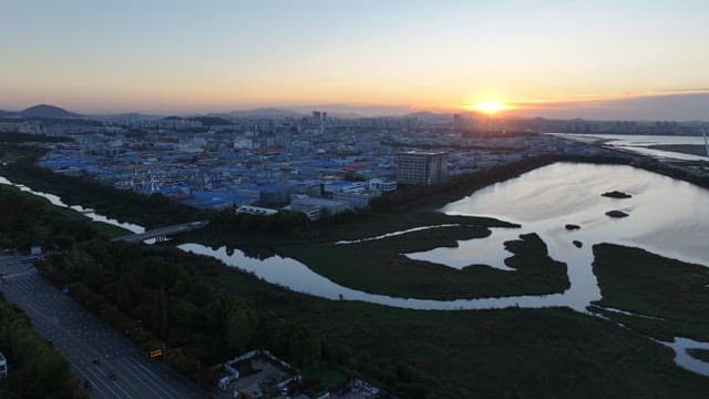 바다를 끼고 있는 산업단지의 일몰