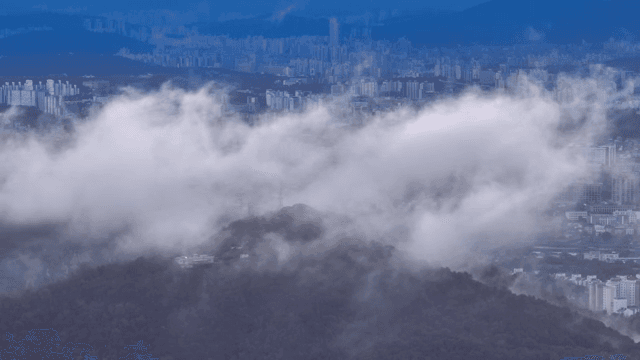 산 위로 구름이 있는 도시 스카이라인