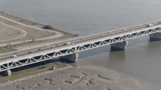 강 위의 다리를 건너는 차량들