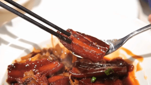 숟가락 위에 홍소육 올리는 모습