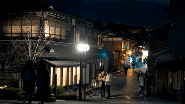 사람들이 있는 따뜻한 불빛이 있는 밤 거리