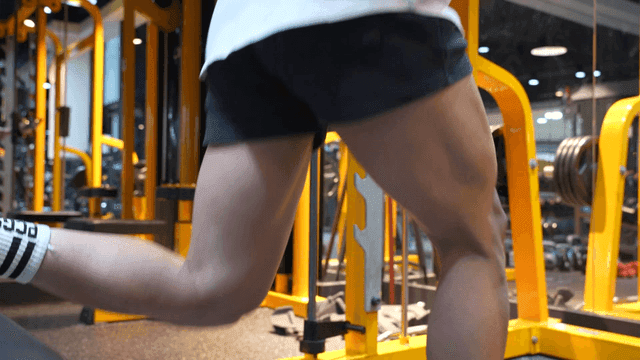 헬스장에서 운동하는 사람