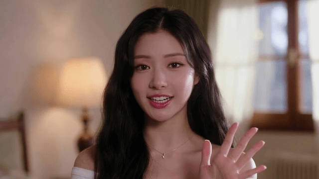 미소 짓으며 말하는 젊은 여성