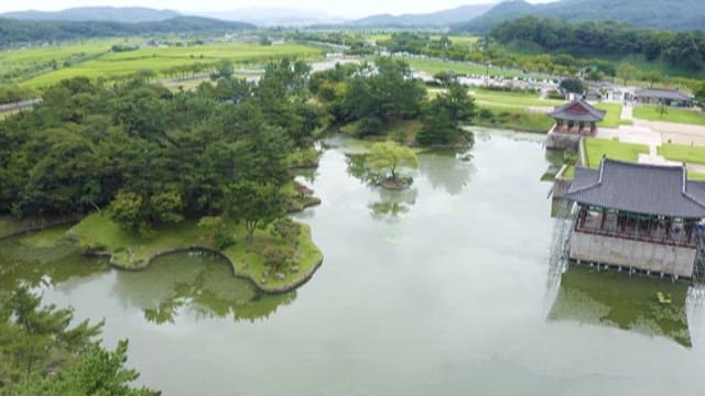 한적한 한국 전통 정원과 연못