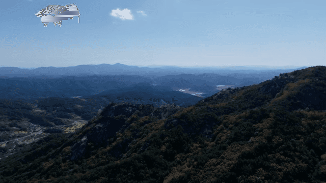 맑은 하늘 아래 펼쳐진 광활한 산