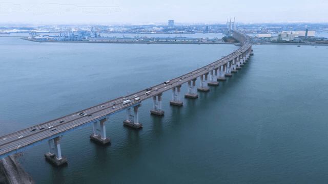 차량이 다니는 고요한 바다 위 다리