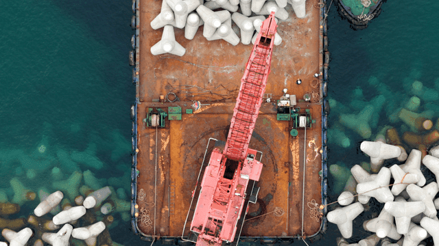 크레인과 테트라포드가 있는 바지선