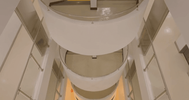 유리 난간이 있는 현대적인 실내 계단