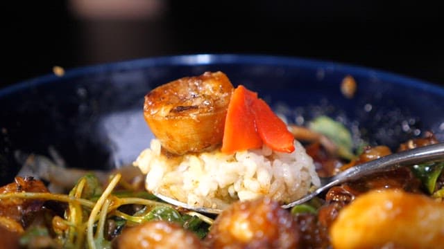 먹음직스러운 대창 덮밥 한 숟가락