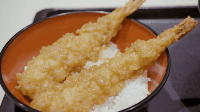 그릇에 담긴 새우튀김 덮밥