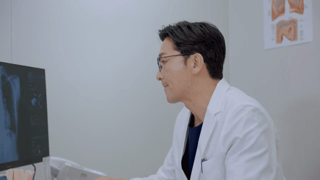 의사가 흉부 X-ray 이미지를 검사하는 모습