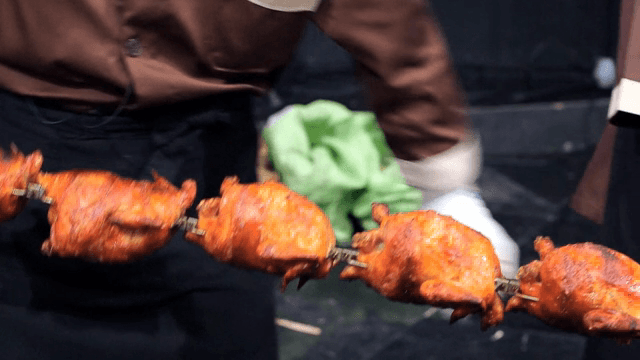 꼬치에 준비된 구운 닭고기