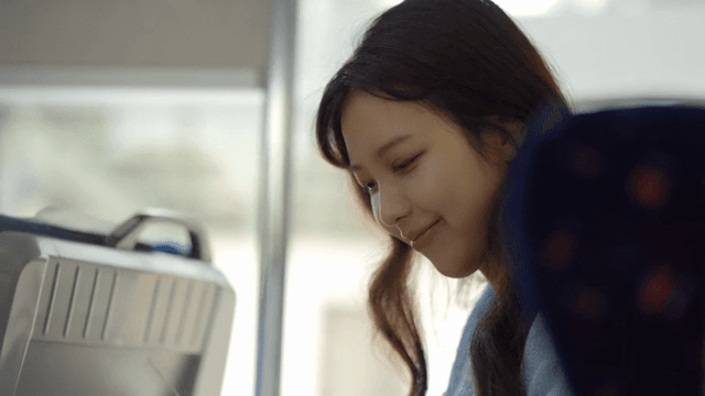 기차 여행을 즐기는 여성