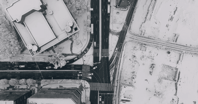 눈 덮인 도시 거리와 건물