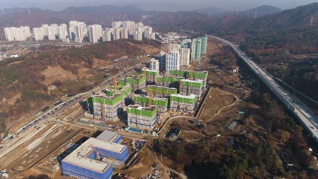 한창 개발 중인 지역의 주거 단지 건설 현장