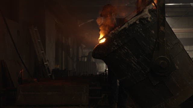 주조소에서 용융 금속이 쏟아지는 장면