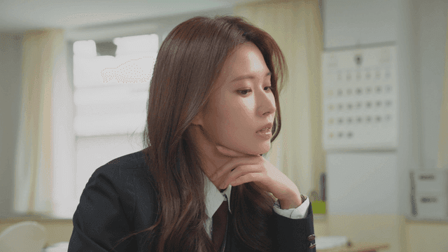 교실에서 생각에 잠긴 학생