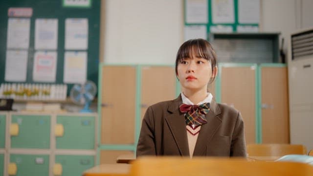 교실에서 쉬고 있는 학생