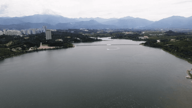 멀리 도시가 보이는 넓은 호수