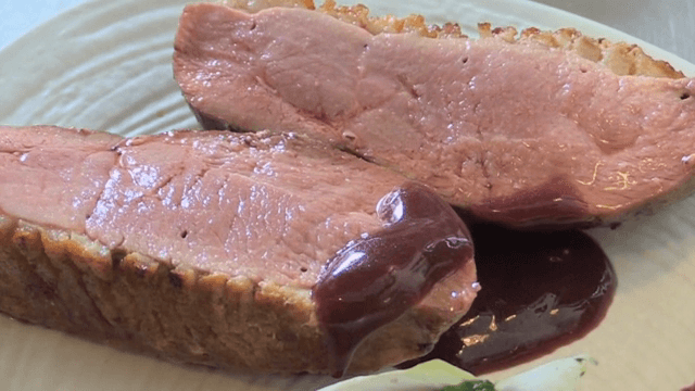 플레이팅된 오리고기에 소스를 붓는 장면