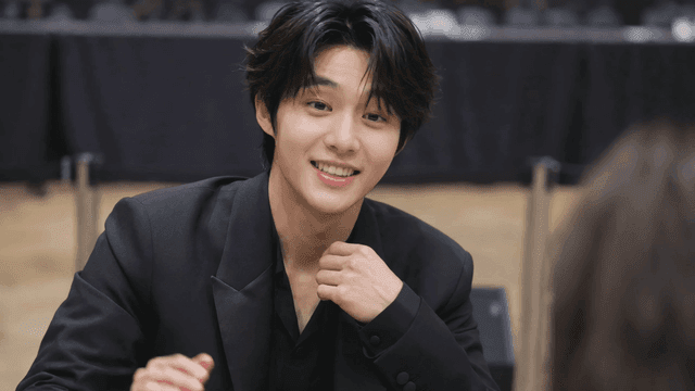 팬과 하이파이브하고 미소 짓는 아이돌
