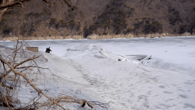 얼어붙은 호수 위를 걷는 사람