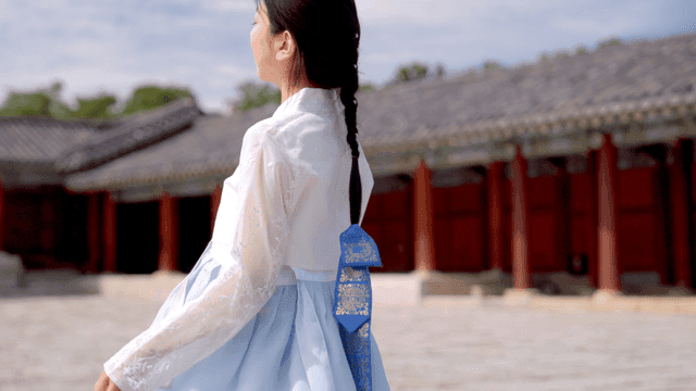 전통 궁궐에서 한복을 입은 여성