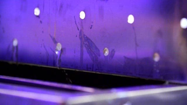 물방울이 있는 보라색 조명 표면