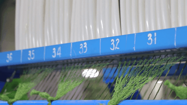 숫자들이 적힌 작동 중인 섬유 기계