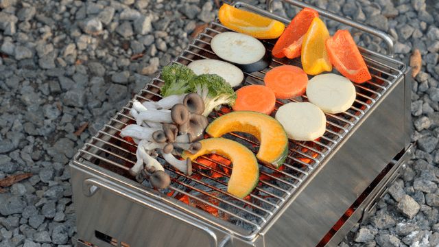 휴대용 그릴에 굽는 채소