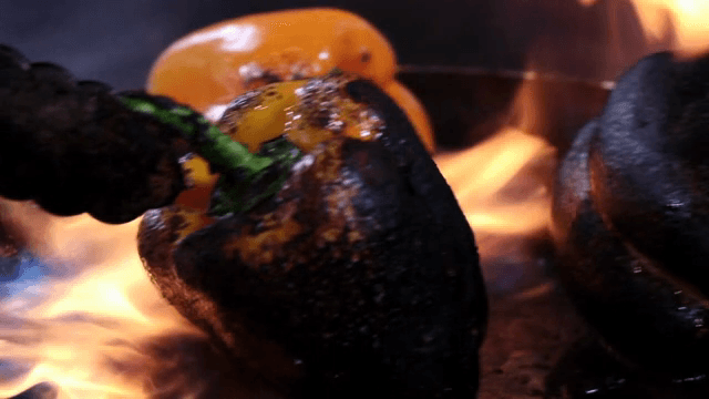 불꽃 위에서 구워지는 파프리카